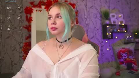 Snapshot of moon_valkyriie chatting on 09-23-25, 08:17 Emilia online show from 09-23-25, 08:17