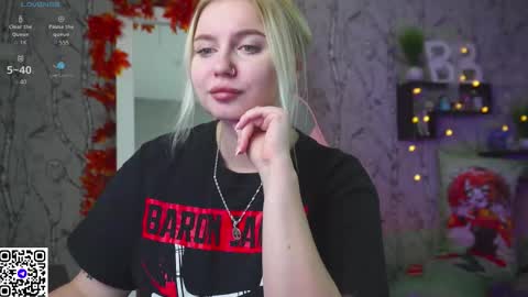 Snapshot of moon_valkyriie chatting on 10-19-25, 11:22 Emilia online show from 10-19-25, 11:22