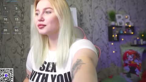 Snapshot of moon_valkyriie chatting on 11-18-25, 08:08 Emilia online show from 11-18-25, 08:08