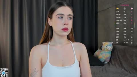 Snapshot of mooncutie_girl chatting on 10-17-25, 12:19 Sophia online show from 10-17-25, 12:19