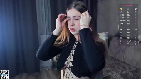 Snapshot of mooncutie_girl chatting on 11-12-25, 12:05 Sophia online show from 11-12-25, 12:05