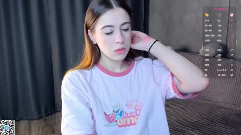 Snapshot of mooncutie_girl chatting on 11-25-25, 02:28 Sophia online show from 11-25-25, 02:28