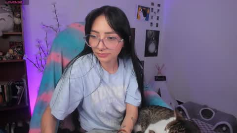 Snapshot of moonlady_ chatting on 02-12-26, 05:02 MOON online show from 02-12-26, 05:02