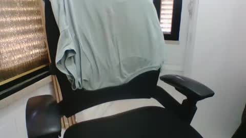 Snapshot of moonnighthugecock chatting on 10-06-25, 10:12 moonnighthugecock online show from 10-06-25, 10:12