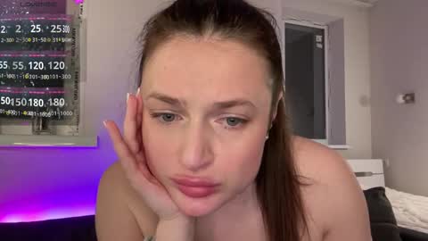 Snapshot of mooonika80 chatting on 03-19-26, 08:35 Mooonika80 online show from 03-19-26, 08:35