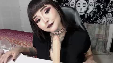 Snapshot of morganmoon1 chatting on 09-18-25, 06:21 Morgan Moon online show from 09-18-25, 06:21
