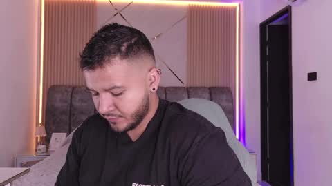 MIKEE online show from 05-19-26, 03:02