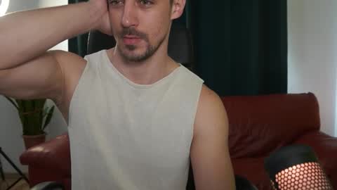 Snapshot of mrgreeneyes01 chatting on 10-29-25, 08:16 juan luis online show from 10-29-25, 08:16