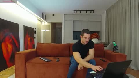 Snapshot of mrgreeneyes01 chatting on 11-10-25, 03:11 juan luis online show from 11-10-25, 03:11