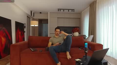 Snapshot of mrgreeneyes01 chatting on 11-11-25, 07:30 juan luis online show from 11-11-25, 07:30