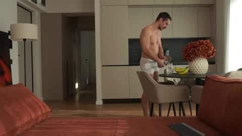 Snapshot of mrgreeneyes01 chatting on 11-17-25, 09:04 juan luis online show from 11-17-25, 09:04