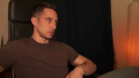 Snapshot of mrgreeneyes01 chatting on 02-24-26, 06:50 juan luis online show from 02-24-26, 06:50