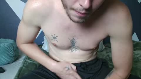 Snapshot of mrhoneybunz chatting on 05-26-26, 01:40 mrhoneybunz online show from 05-26-26, 01:40