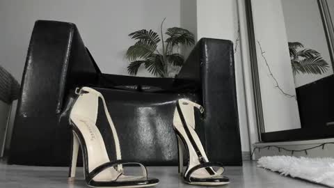 Snapshot of ms_enigma chatting on 02-25-25, 04:00 Goddess. Miss. Lady. Queen. Madam Milady online show from 02-25-25, 04:00