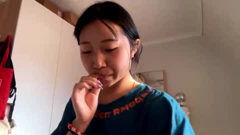 Snapshot of muiklecha chatting on 05-12-26, 08:11 Mia online show from 05-12-26, 08:11