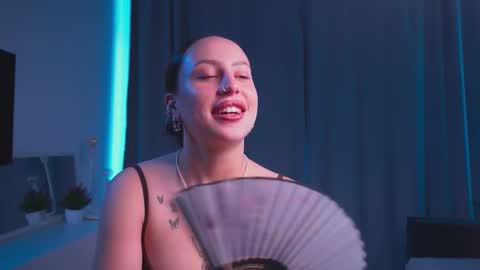 Snapshot of multifruiti chatting on 09-14-25, 07:18 Kira online show from 09-14-25, 07:18