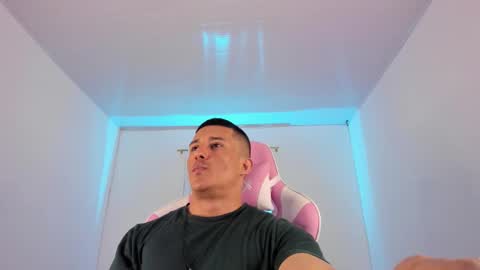 Snapshot of muscle_man07 chatting on 12-19-25, 10:28 Muscle Man online show from 12-19-25, 10:28