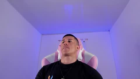 Snapshot of muscle_man07 chatting on 12-22-25, 05:54 Muscle Man online show from 12-22-25, 05:54