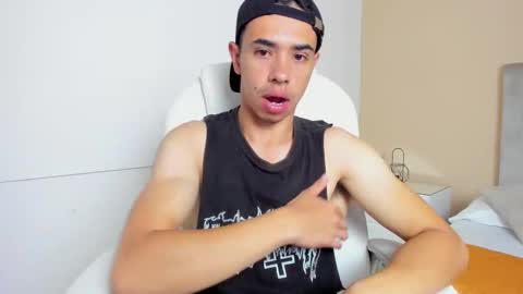 Snapshot of muscle_scott chatting on 09-10-25, 12:05 muscle scott online show from 09-10-25, 12:05