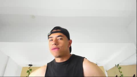 Snapshot of muscle_scott chatting on 10-19-25, 12:17 muscle scott online show from 10-19-25, 12:17