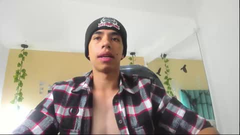 Snapshot of muscle_scott chatting on 10-21-25, 12:17 muscle scott online show from 10-21-25, 12:17