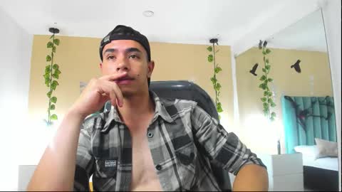 Snapshot of muscle_scott chatting on 10-24-25, 12:23 muscle scott online show from 10-24-25, 12:23