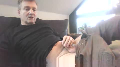Snapshot of muskauer chatting on 12-24-24, 01:06 nobuddy online show from 12-24-24, 01:06