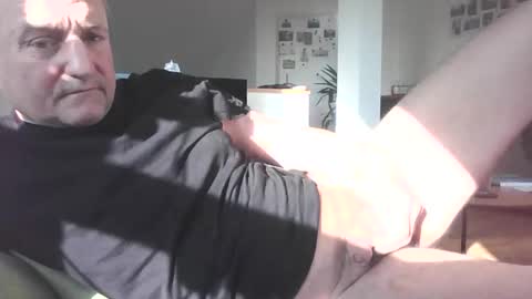 Snapshot of muskauer chatting on 03-10-25, 07:32 nobuddy online show from 03-10-25, 07:32