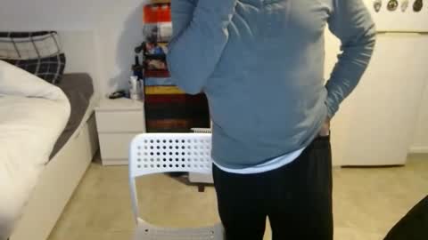 Snapshot of muycasual chatting on 12-14-25, 07:40 taurosboy online show from 12-14-25, 07:40