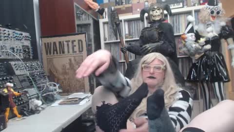 Snapshot of muziknerd chatting on 01-03-25, 12:54 Muziknerd online show from 01-03-25, 12:54