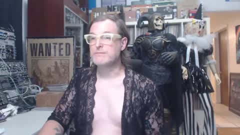 Snapshot of muziknerd chatting on 10-19-25, 11:00 Muziknerd online show from 10-19-25, 11:00