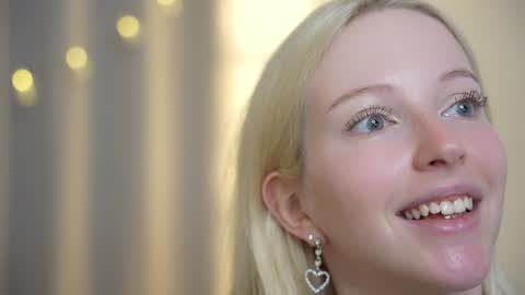 Snapshot of my_stella chatting on 12-20-24, 03:53 STELLA Im here today online show from 12-20-24, 03:53
