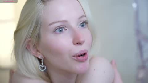 Snapshot of my_stella chatting on 12-20-24, 10:00 STELLA Im here today online show from 12-20-24, 10:00