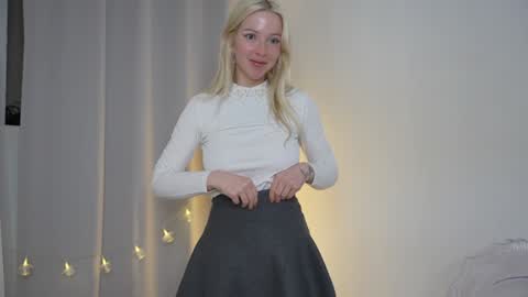 Snapshot of my_stella chatting on 01-16-25, 05:01 STELLA Im here today online show from 01-16-25, 05:01
