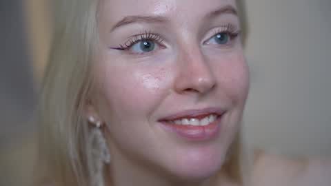 Snapshot of my_stella chatting on 01-16-25, 08:03 STELLA Im here today online show from 01-16-25, 08:03