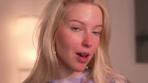 Snapshot of my_stella chatting on 01-20-25, 04:34 STELLA Im here today online show from 01-20-25, 04:34
