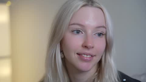 Snapshot of my_stella chatting on 01-21-25, 05:09 STELLA Im here today online show from 01-21-25, 05:09