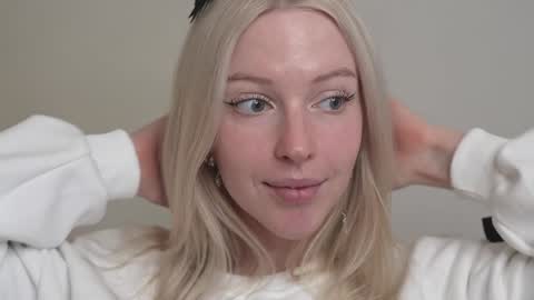Snapshot of my_stella chatting on 02-03-25, 03:17 STELLA Im here today online show from 02-03-25, 03:17