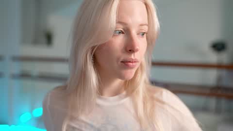 Snapshot of my_stella chatting on 02-06-25, 04:36 STELLA Im here today online show from 02-06-25, 04:36
