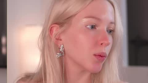 Snapshot of my_stella chatting on 02-10-25, 03:53 STELLA Im here today online show from 02-10-25, 03:53
