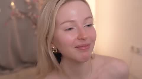 Snapshot of my_stella chatting on 02-21-25, 06:48 STELLA Im here today online show from 02-21-25, 06:48