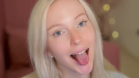 Snapshot of my_stella chatting on 03-02-25, 02:32 STELLA Im here today online show from 03-02-25, 02:32
