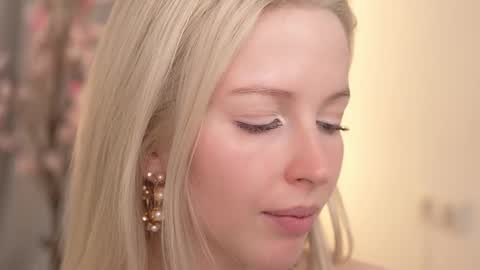 Snapshot of my_stella chatting on 03-09-25, 07:37 STELLA Im here today online show from 03-09-25, 07:37