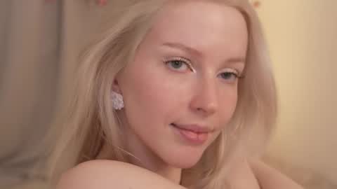 Snapshot of my_stella chatting on 03-11-25, 06:19 STELLA Im here today online show from 03-11-25, 06:19