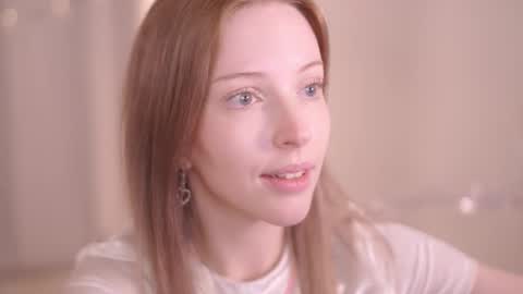 Snapshot of my_stella chatting on 09-24-25, 03:48 STELLA Im here today online show from 09-24-25, 03:48