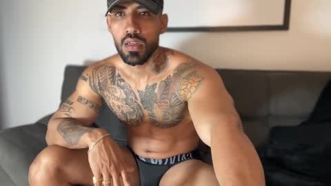 Snapshot of myke_esthetic chatting on 03-10-25, 01:23 Myke esthetic online show from 03-10-25, 01:23