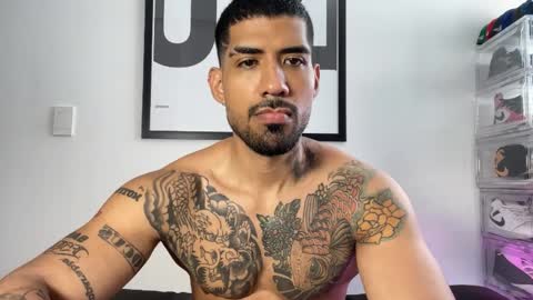 Snapshot of myke_esthetic chatting on 10-04-25, 01:31 Myke esthetic online show from 10-04-25, 01:31