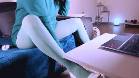 Snapshot of mylegsonheels chatting on 03-06-25, 10:15 Anda online show from 03-06-25, 10:15