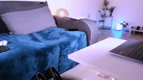 Snapshot of mylegsonheels chatting on 10-16-25, 10:11 Anda online show from 10-16-25, 10:11