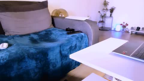 Snapshot of mylegsonheels chatting on 10-21-25, 09:54 Anda online show from 10-21-25, 09:54